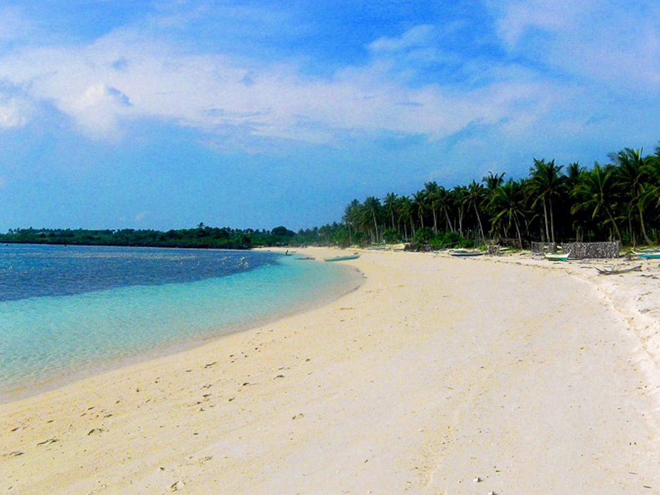 POWDERY WHITE. Caluya's Sibato Island has a long stretch of fine white sand. Photo by Marcos Caratao of detourista.com   