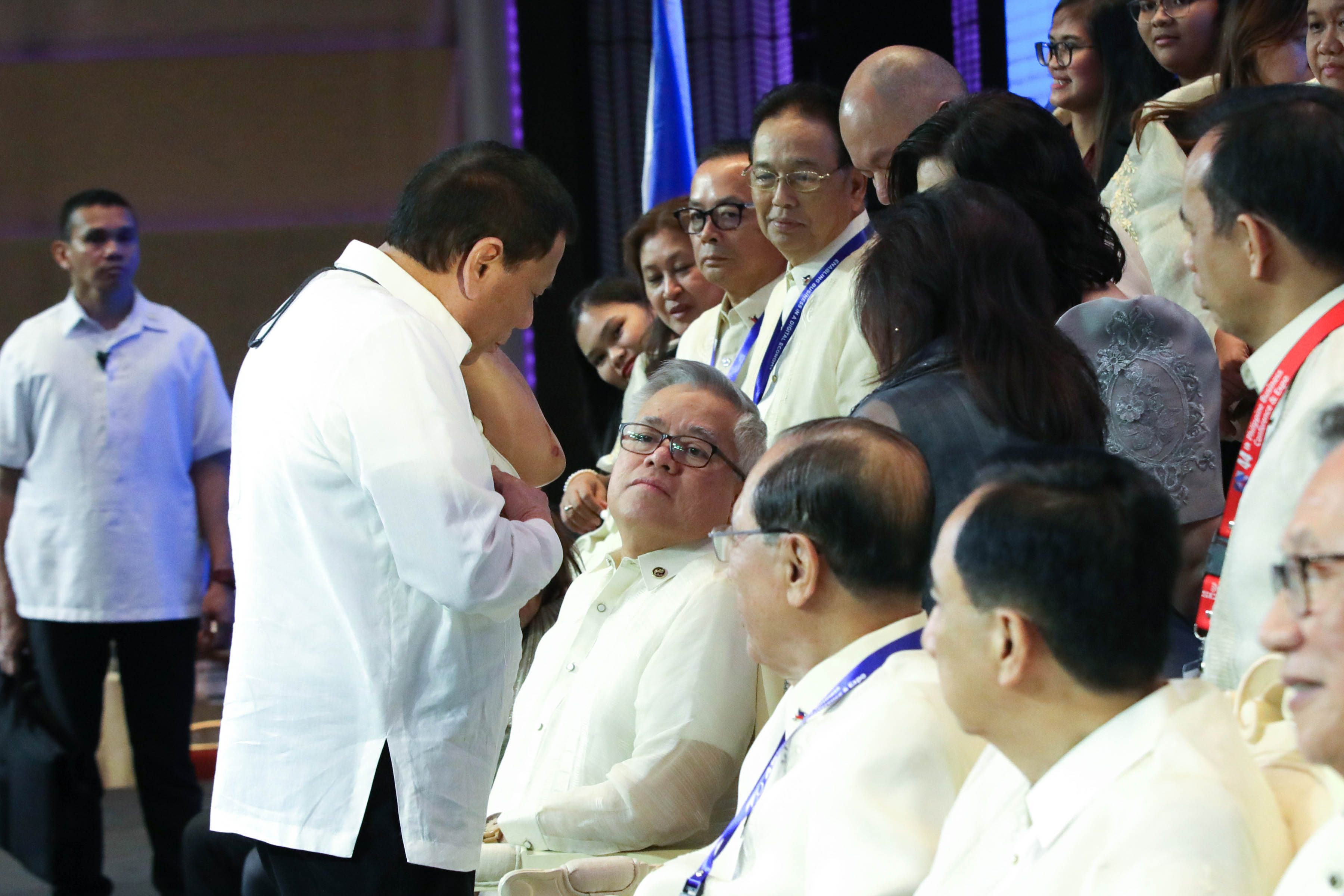 MISHAP. President Duterte shows more people his wound. Malacañang photo 