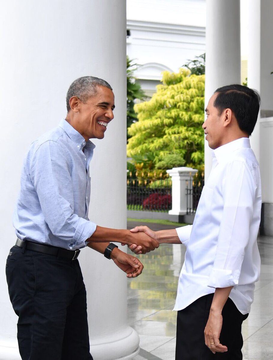 JABAT TANGAN. Mantan Presiden Barack Obama menjabat tangan Presiden Joko "Jokowi" Widodo ketika tiba di Istana Bogor pada Jumat, 24 Juni. Foto oleh Agus Suparto/Biro Pers Istana 