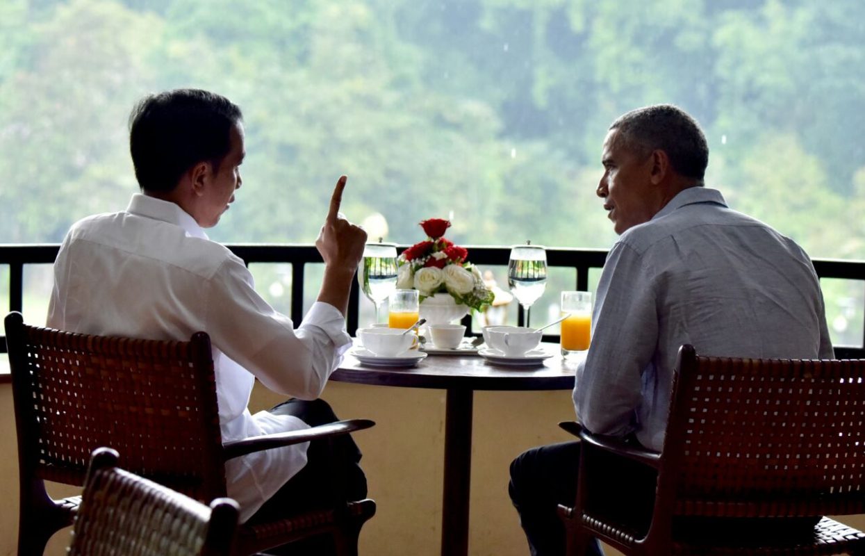 NGOBROL. Mantan Presiden Barack Obama dan Presiden Joko "Jokowi" Widodo terlihat ngobrol di dalam Cafe Grand Garden, Bogor di tengah guyuran hujan pada Jumat, 30 Juni. Foto oleh Agus Suparto/Biro Pers Istana. Foto oleh Agus Suprapto/Biro Pers Istana   