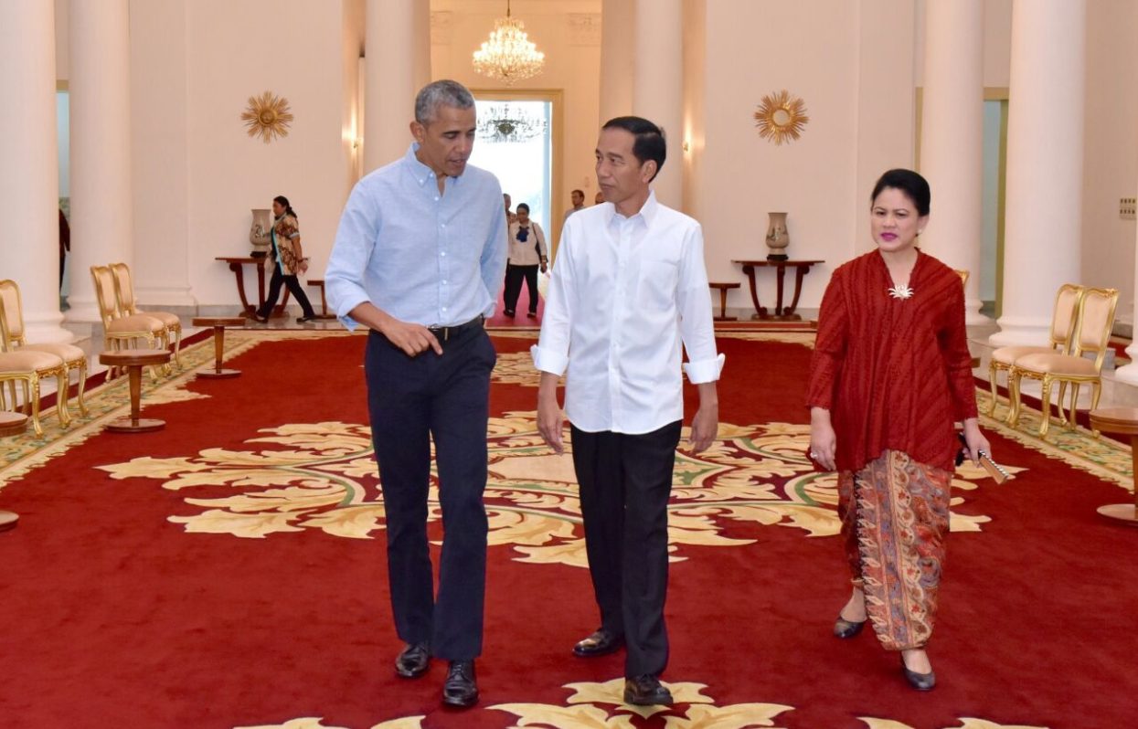 DISAMBUT. Mantan Presiden Barack Obama disambut oleh Presiden Jokowi dan Ibu Negara Iriana ketika tiba di Istana Bogor pada Jumat, 30 Juni. Foto oleh Agus Suparto/Biro Pers Istana   