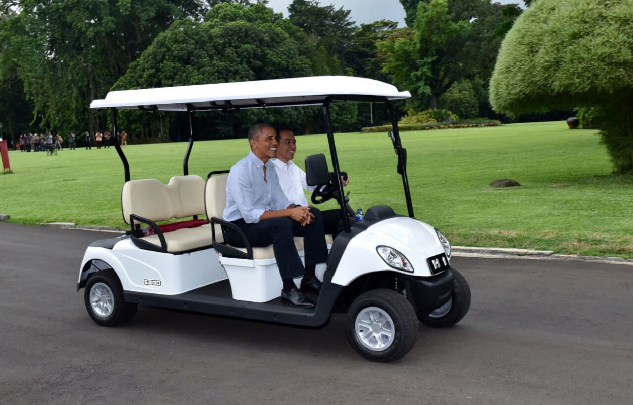 DISETIRI. Presiden Joko "Jokowi" Widodo tengah menyetiri mobil golf didampingi mantan Presiden Barack Obama menuju ke Cafe Grand Garden di dekat Istana Bogor pada Jumat, 30 Juni. Foto oleh Agus Suparto/Biro Pers Istana   