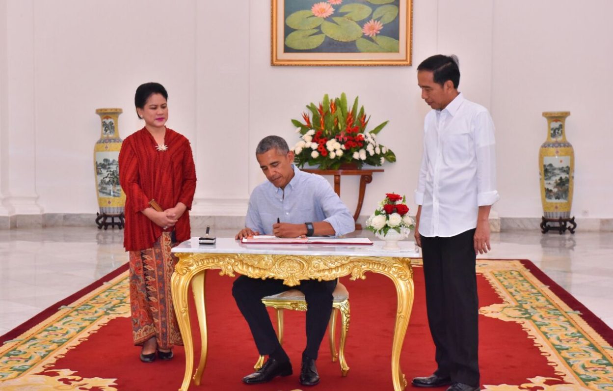 BUKU TAMU. Mantan Presiden Barack Obama tengah menulis di buku tamu sebagai bukti dia pernah berkunjung ke Istana Bogor pada Jumat, 30 Juni. Foto oleh Agus Suparto/Biro Pers Istana   
