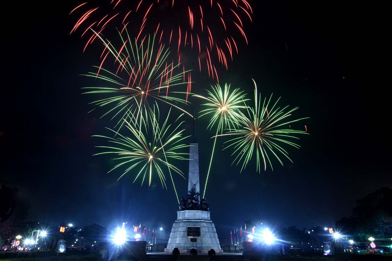WITH A BANG. Fireworks display lights the skies of Manila on January 1, 2018 ,as 96% of Filipinos, according to a survey, welcomed 2018 with hope. Photo by Angie de Silva/Rappler   
