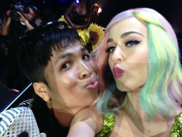 WATCH: Katy Perry thrills Pinoy fan onstage in PH concert