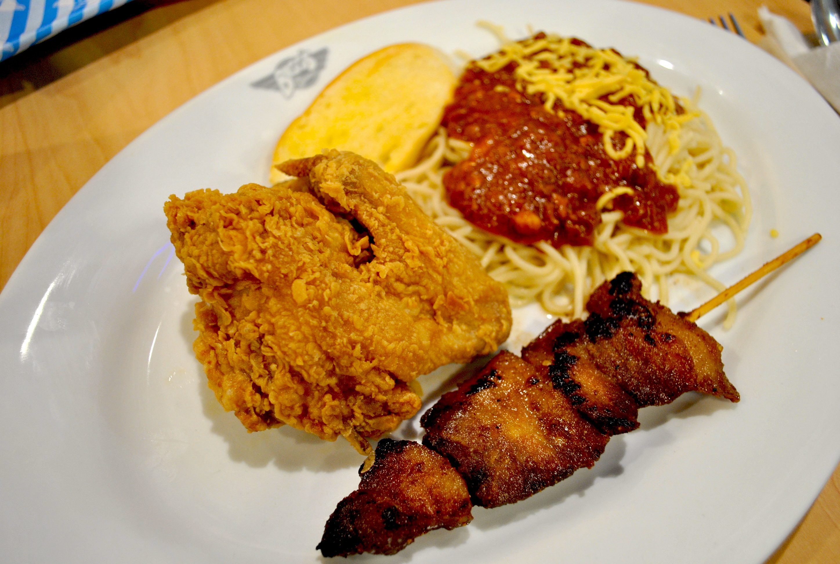 BIGG'S DEAL. For P277, you can get Bigg's fried chicken, spaghetti, and kebab in one plate. Photo by Steph Arnaldo/Rappler 