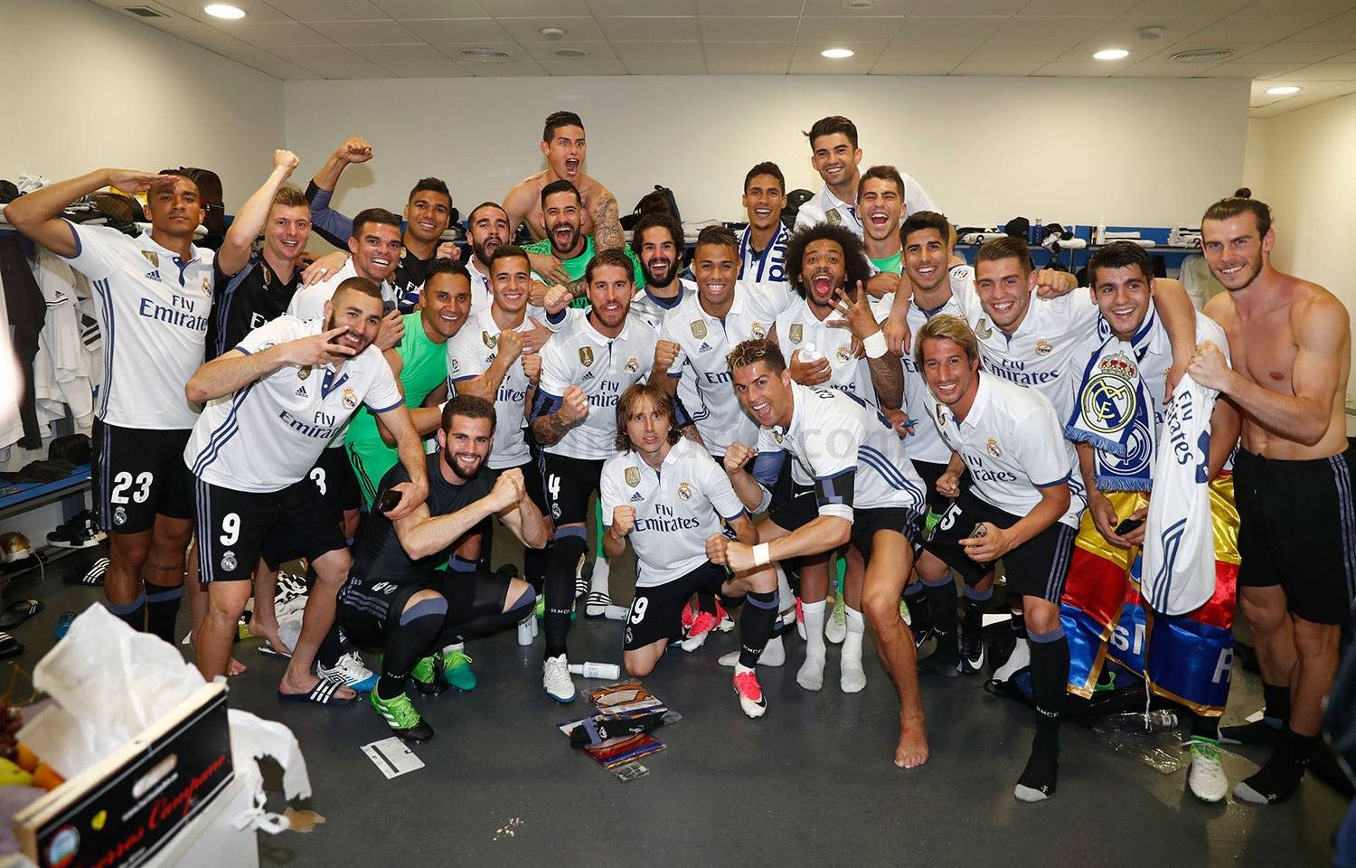 Pemain Real Madrid melanjutkan perayaan mereka di kamar ganti Stadion La Rosaleda, Malaga. Foto dari realmadrid.com 