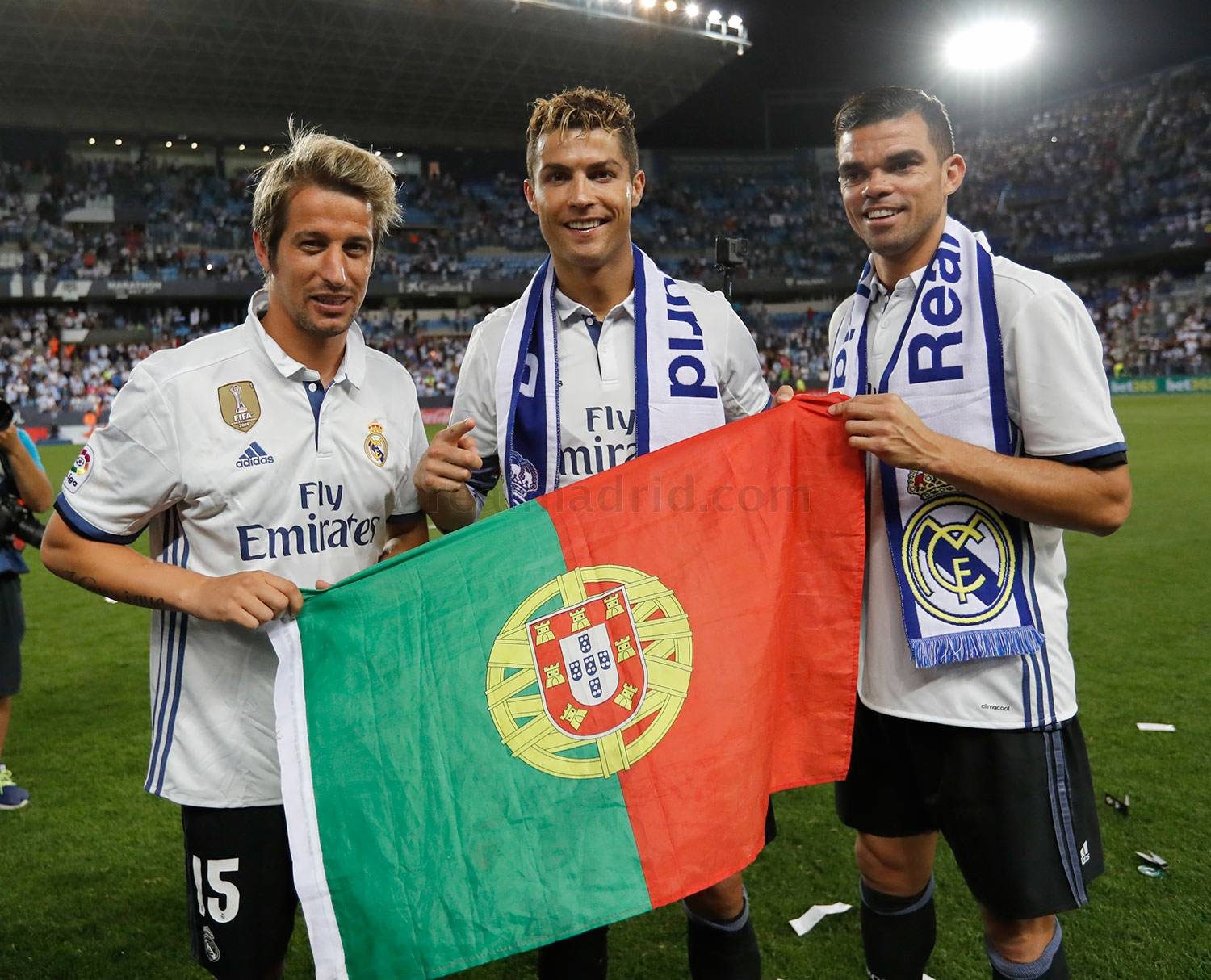 PORTUGAL. Fabio CoentrÃ£o, Cristiano Ronaldo, dan Pepe membentangkan bendera Portugal, negara asal mereka. Foto dari realmadrid.com 