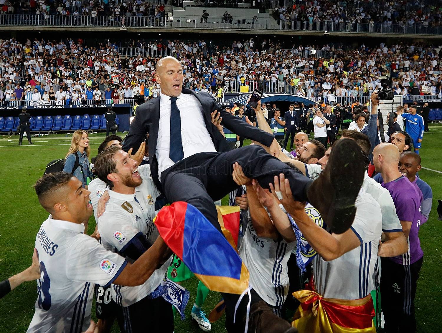 ZIZOU. Pemain Real Madrid mengangkat pelatih mereka, Zinedine Zidane yang telah membawa 'Los Blancos' menjuarai La Liga. Foto dari realmadrid.com 