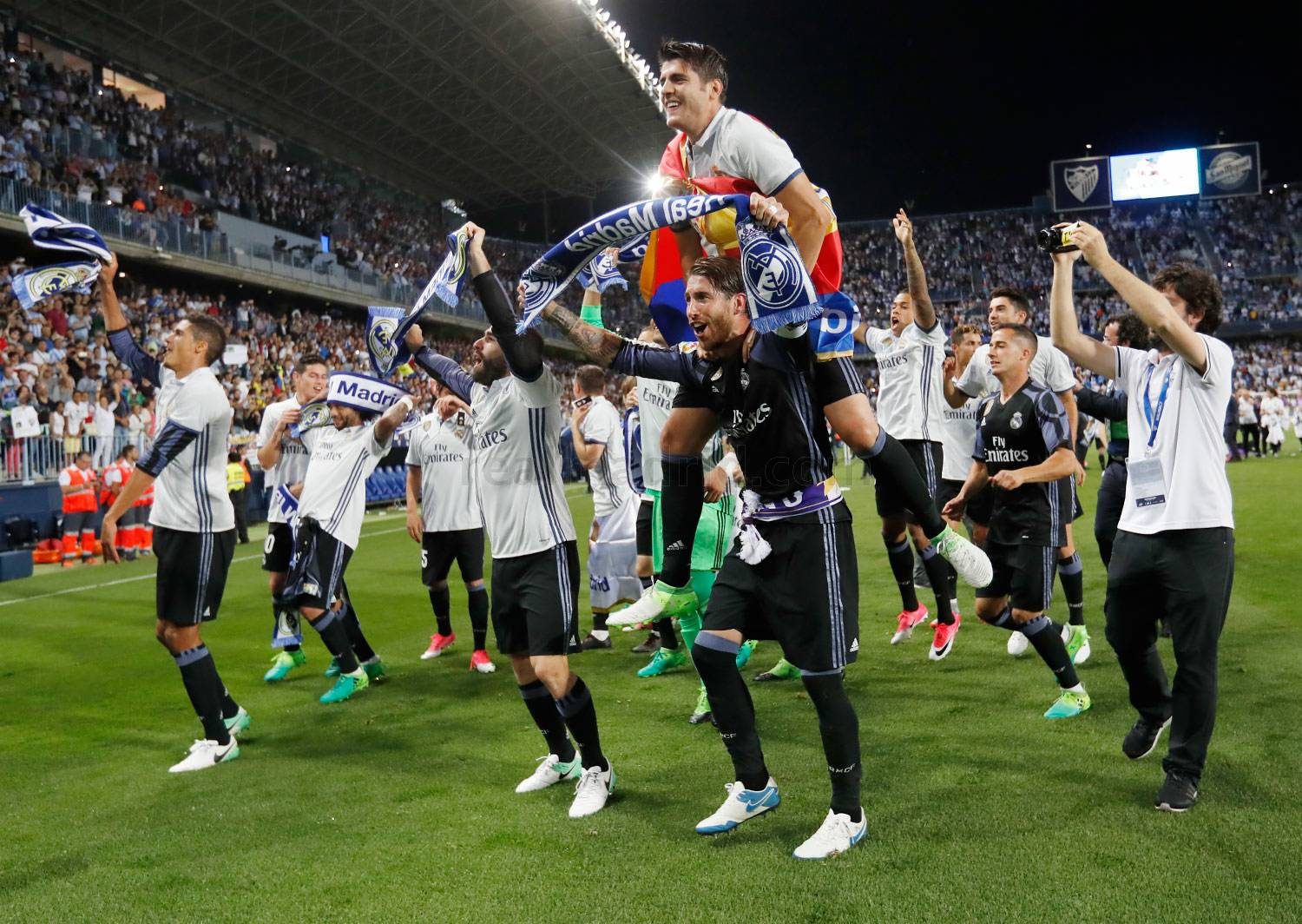 Skuat Real Madrid merayakan kemenangannya di Liga Spanyol di Stadion La Rosaleda, Malaga. Foto dari realmadrid.com 