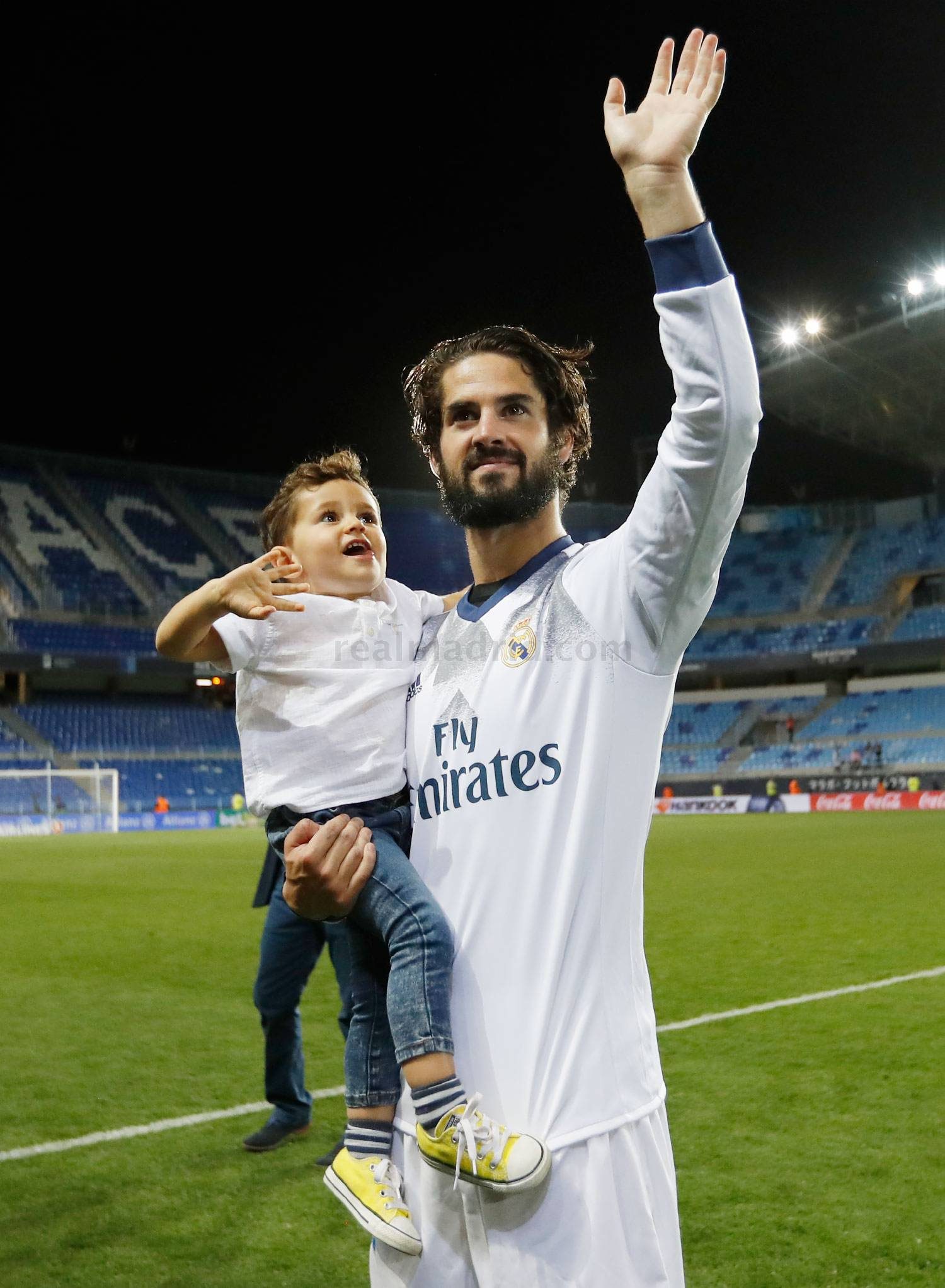ISCO. Isco menggendong putranya, Isco Jr. melambaikan tangan ke arah pendukung Real Madrid. Foto dari realmadrid.com 