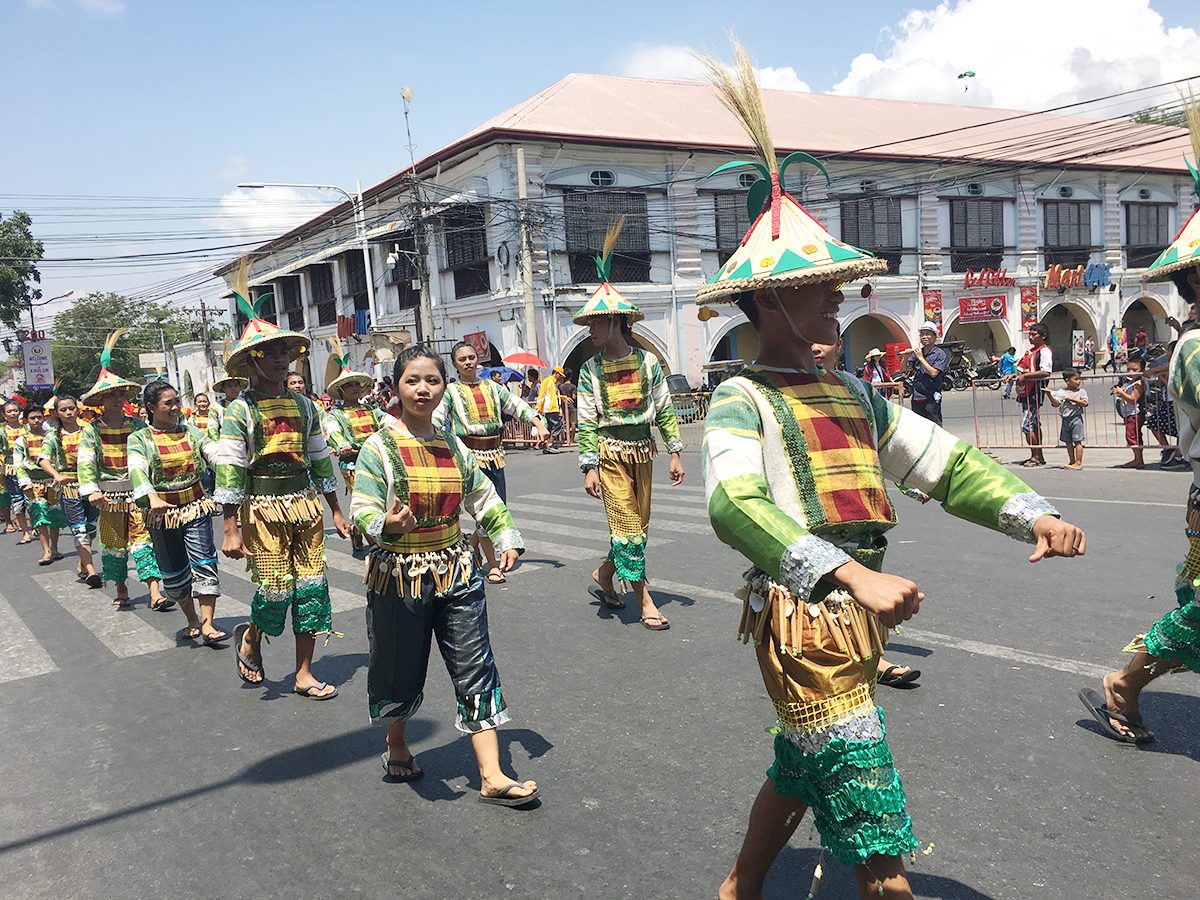 DAVAOEÑOS. Athletes from Davao show off their traditional attire 