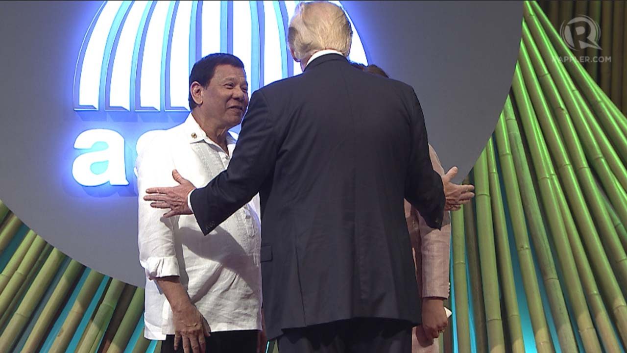 CHIT-CHAT. The two leaders chat on Monday, before posing for a photo. Screenshot by Rappler   