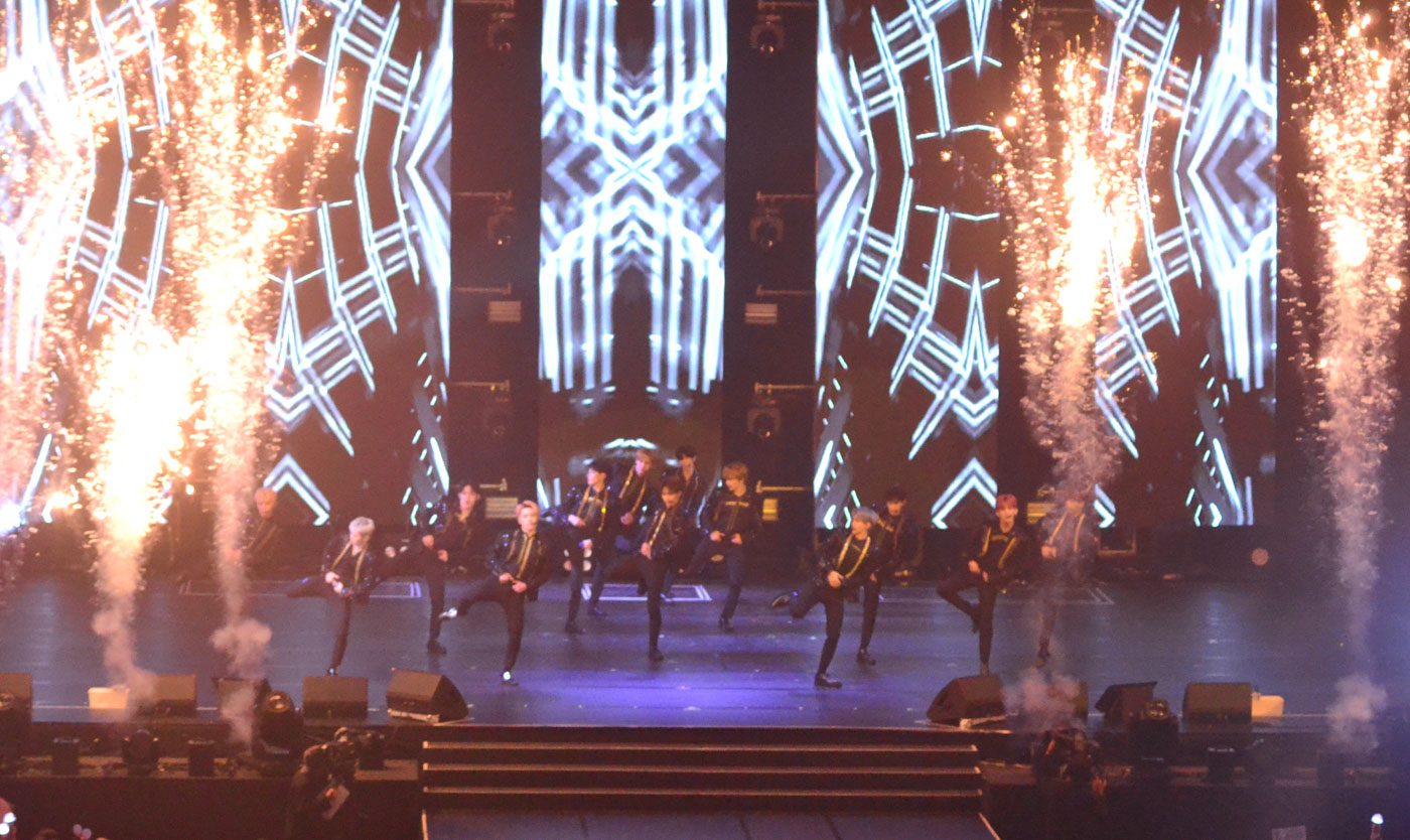 SHINE BRIGHT. Seventeen lights up the stage. Photo by Jam Aguilus/Rappler 
