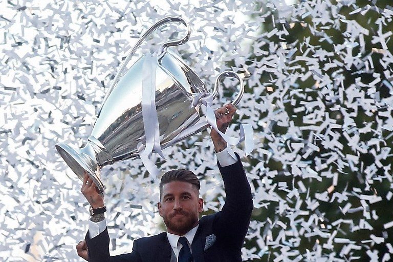 Kapten Sergio Ramos mengangkat piala Liga Champions yang baru diraih timnya Sabtu, 3 Juni kemarin. Foto oleh Oscar Del Pozo/AFP 