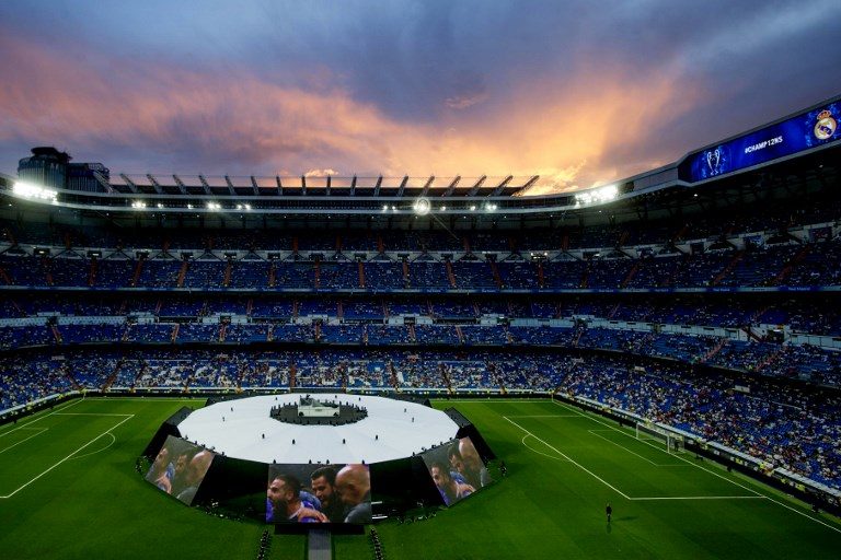 Senja tiba jelang kedatangan tim Real Madrid di Santiago Bernabeu. Foto oleh Curto De La Torre/AFP 