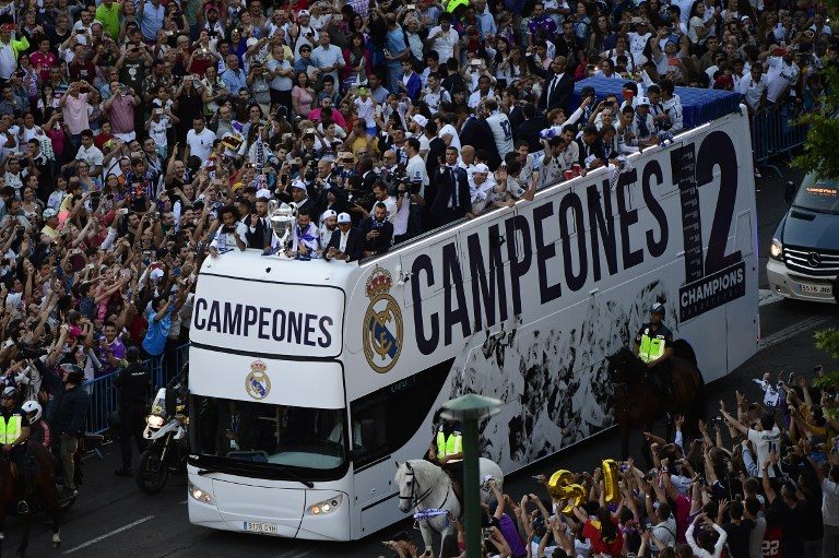 Para pemain Real Madrid berkeliling kota merayakan gelar juaranya. Foto oleh Pierre-Philippe Marcou/AFP 