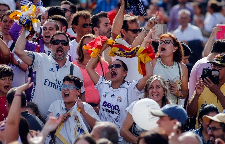 Penduduk kota Madrid segala usia bergembira merayakan gelar Liga Champions tim kesayangannya. Foto oleh Oscar Del Pozo/AFP 