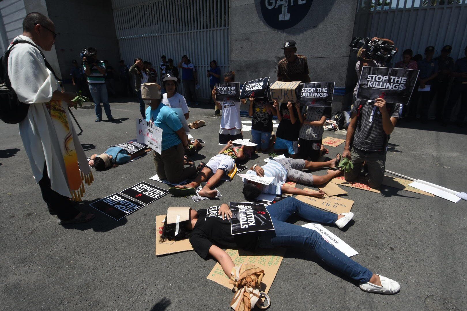 LIE-IN PROTEST. Youth Resist members stage a rally in front of Camp Crame on September 7, 2017, condemning the killing of teenagers Kian Delos Santos, Carl Arnaiz, and Reynaldo de Guzman. The first two were killed in police operations. Photo by Angie de Silva/Rappler  