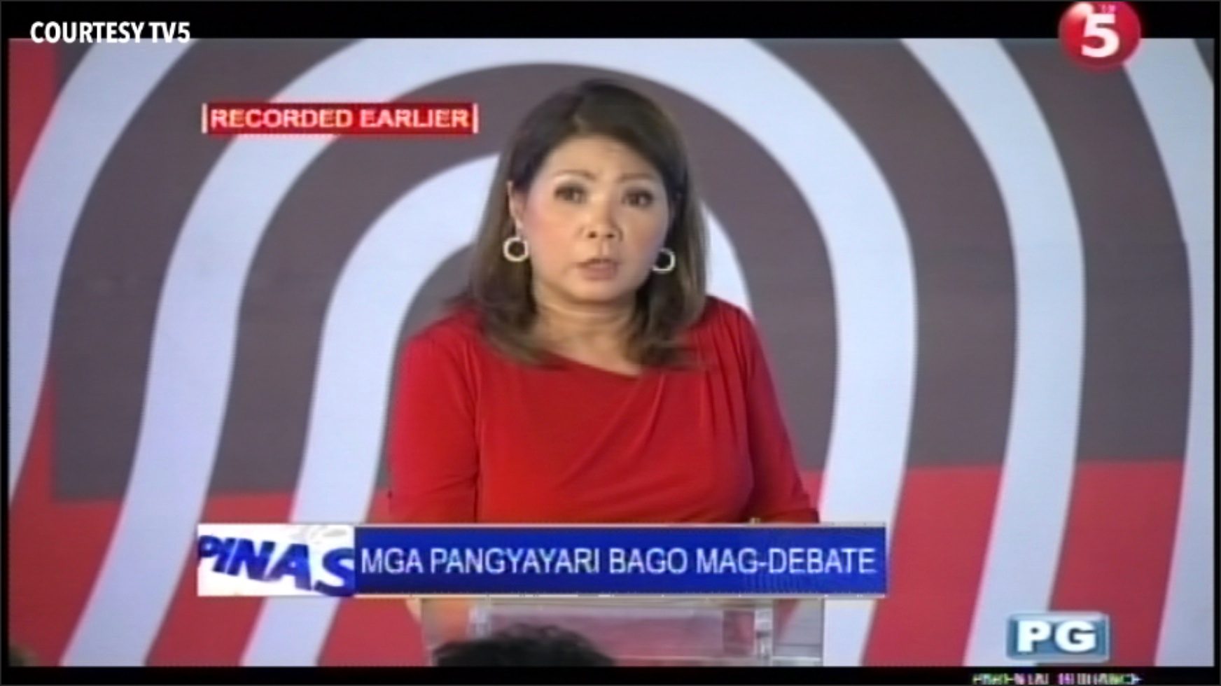 WRONG INFO. TV5 news chief Luchi Cruz Valdes admits she told the Binay camp that bringing documents to the debate stage is allowed. Screenshot from TV5 footage  