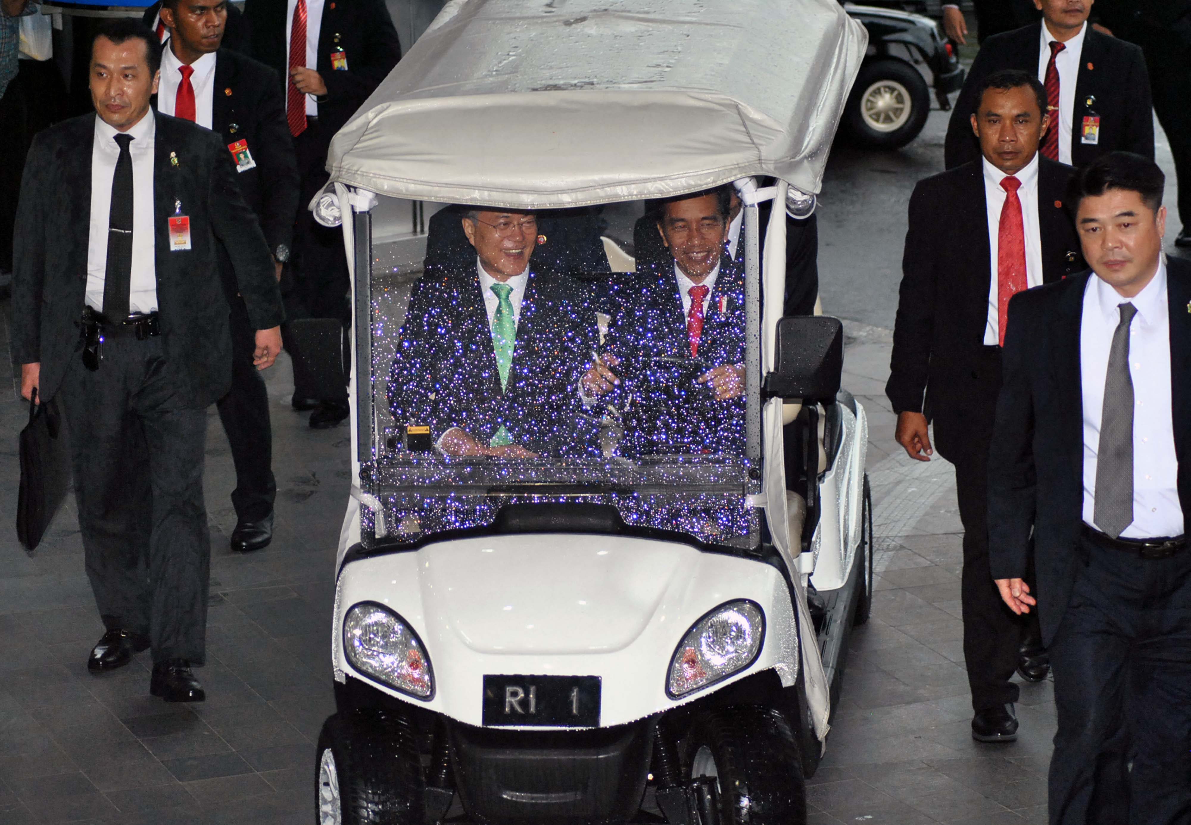 BLUSUKAN. Presiden Joko Widodo (kanan) bersama Presiden Korea Selatan (Korsel) Moon Jae-in (kiri) mengendarai mobil golf saat tiba di pusat perbelanjaan Mall BTM, Bogor, Jawa Barat, Kamis, 9 November. Foto oleh Arif Firmansyah/ANTARA 