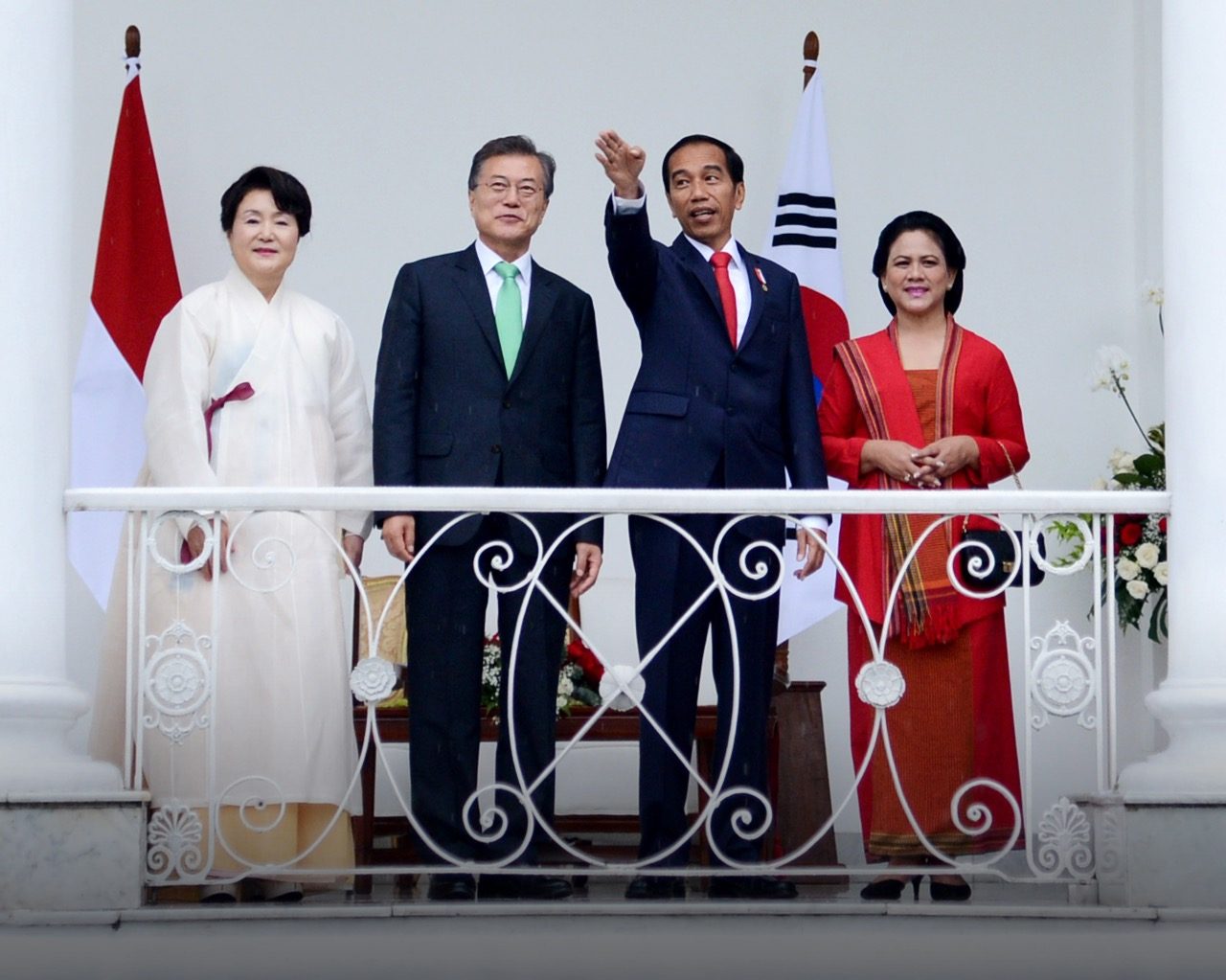 BERKELILING. Presiden Joko Widodo mengajak Presiden Korea Selatan Moon Jae-in dan istri berkeliling Istana Bogor pada Kamis sore, 9 November. Foto oleh Biro Pers Istana  