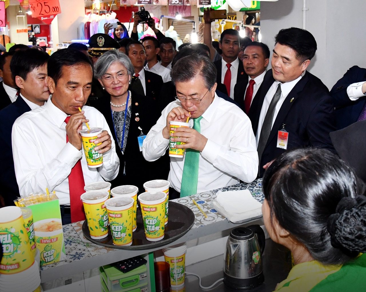 MINUM ES TEH. Presiden Joko Widodo mengajak Presiden Korea Selatan Moon Jae-In minum es teh Tong Tji usai lelah melakukan blusukan ke Bogor Trade Mall pada Kamis malam, 9 November. Foto oleh Biro Pers Istana 