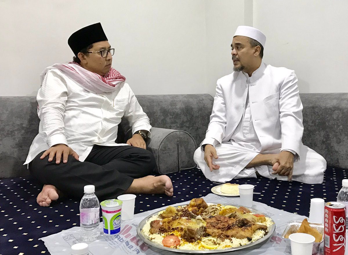 BERBICARA. Wakil Ketua DPR Fadli Zon terlihat tengah berbicara dengan Rizieq Shihab di Mekkah, Arab Saudi. Foto diambil dari akun Twitter Fadli Zon 