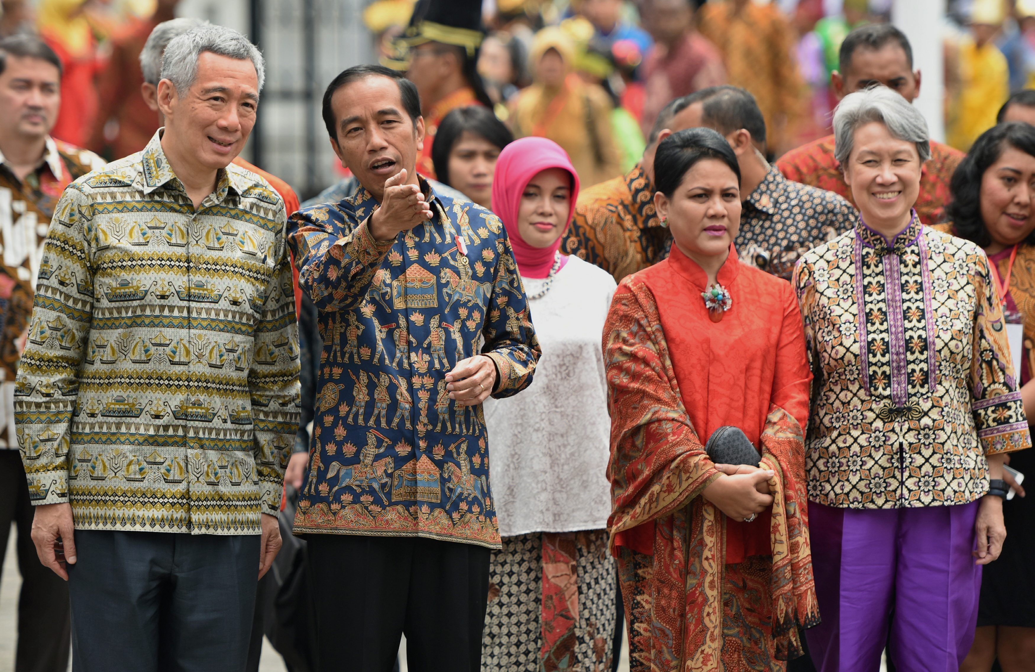 PERNYATAAN PERS. Presiden Joko Widodo (kedua kiri) berbincang dengan Perdana Menteri Singapura Lee Hsien Loong (kiri) pada pertemuan bilateral di Semarang, Jawa Tengah, Senin, 14 November. Foto oleh R. Rekotomo/ANTARA 