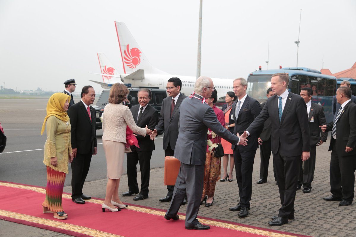 SEDERHANA. Raja Swedia Carl XVI Gustaf tiba di Indonesia dengan menggunakan pesawat komersial di Bandara Soekarno-Hatta pada Minggu pagi, 21 Mei. Dia disambut secara sederhana dan tidak membawa banyak rombongan. Foto diambil dari akun @kemristekdikti 