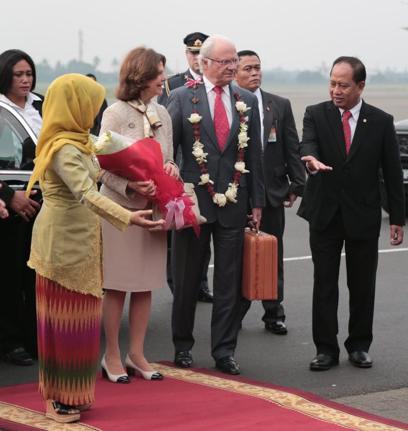 SEDERHANA. Raja Swedia Carl XVI Gustaf tiba di Indonesia dengan menggunakan pesawat komersial di Bandara Soekarno-Hatta pada Minggu pagi, 21 Mei. Dia disambut secara sederhana dan tidak membawa banyak rombongan. Foto diambil dari akun @kemristekdikti 