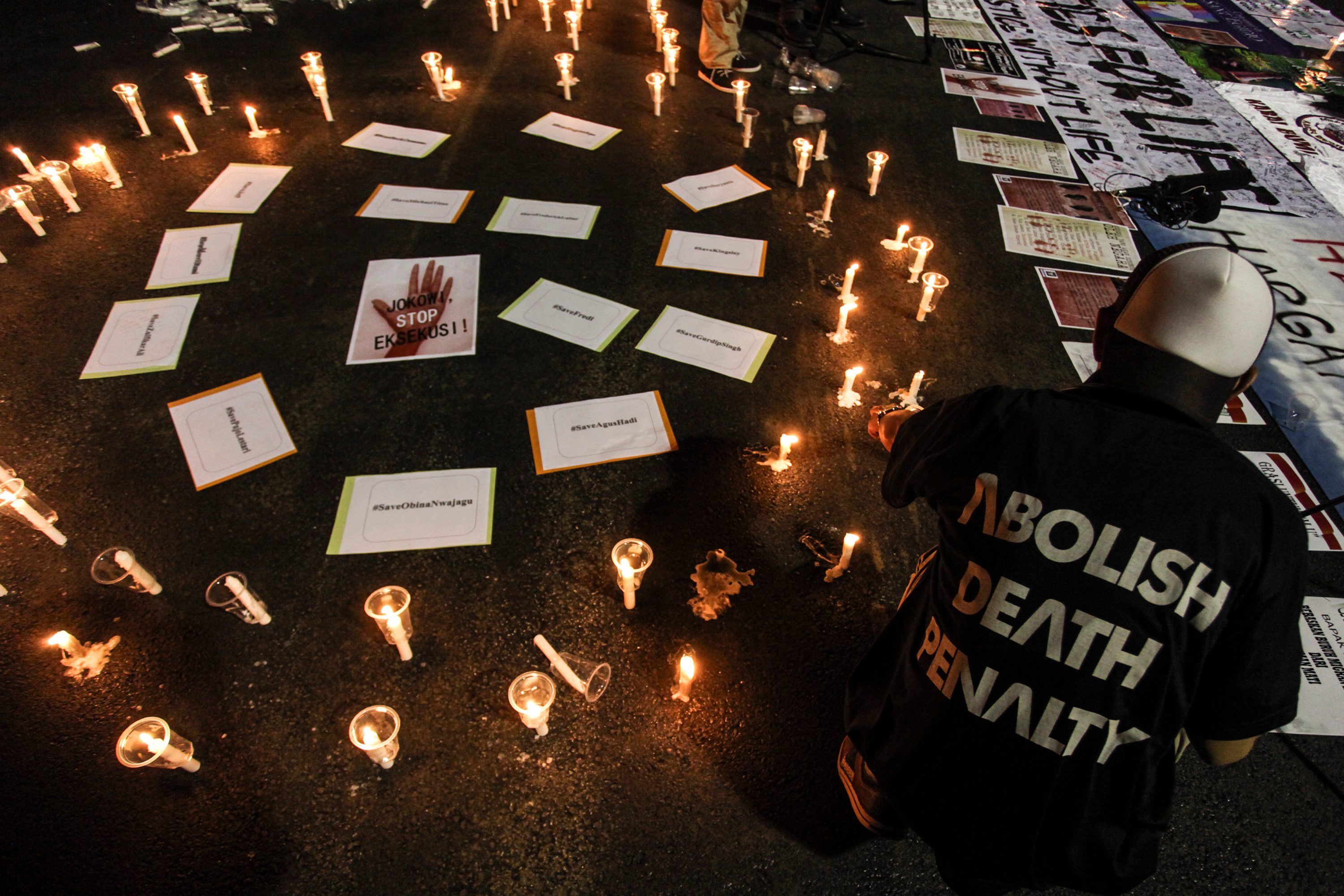 Aktivis yang tergabung dalam Lembaga Bantuan Hukum Masyarakat menyalakan lilin pada aksi Menolak Hukuman Mati di depan Istana Merdeka, Jakarta, pada 28 Juli 2016. Foto oleh Muhammad Adimaja/Antara 