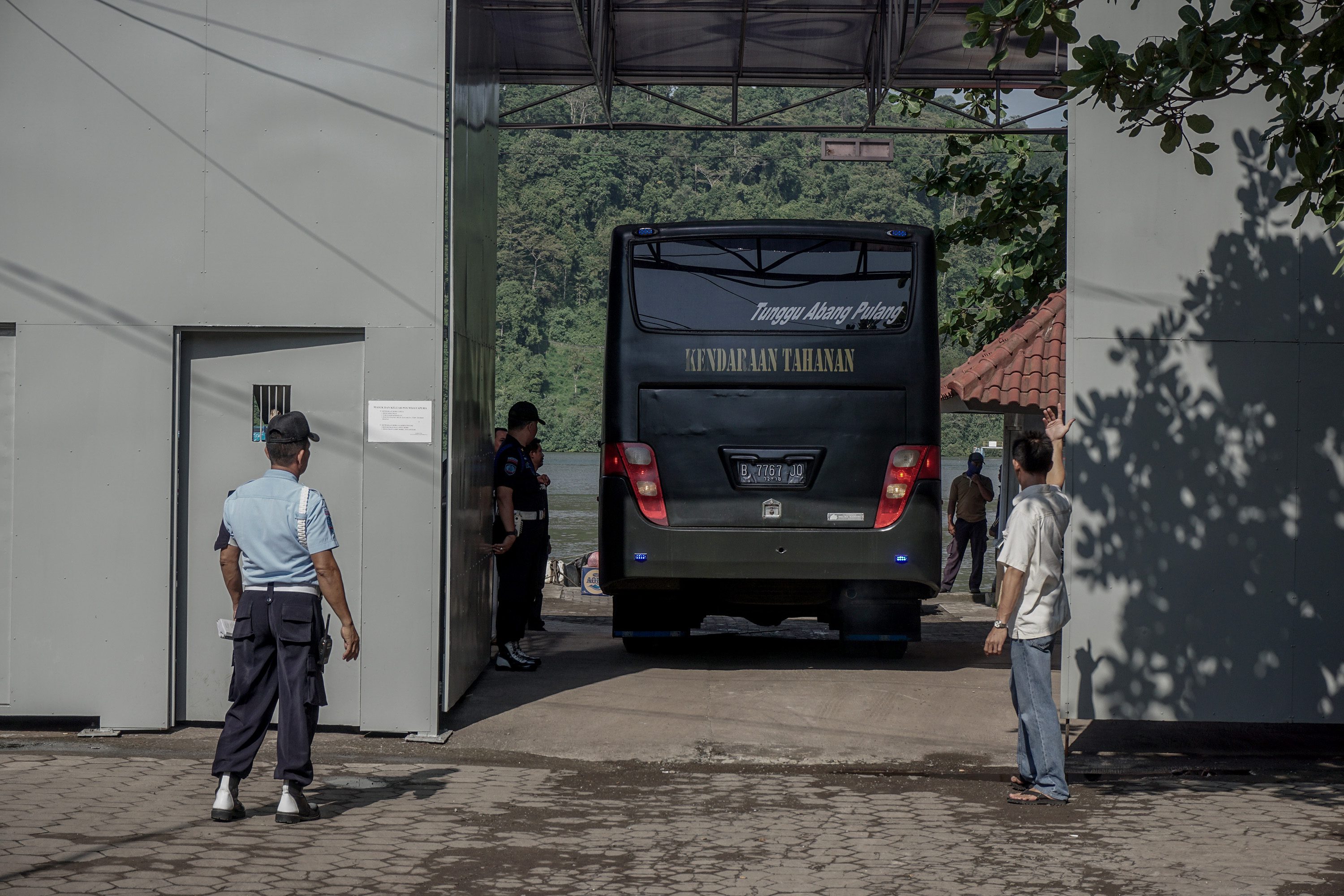 Bus yang digunakan untuk memindahkan terpidana mati kasus narkotika Merry Utami dari Lapas Wanita Tangerang, Banten, untuk menempati ruang isolasi Lapas Besi Nusakambangan, Cilacap, Jawa Tengah, pada 24 Juli 2016. Foto oleh Idhad Zakaria/Antara 