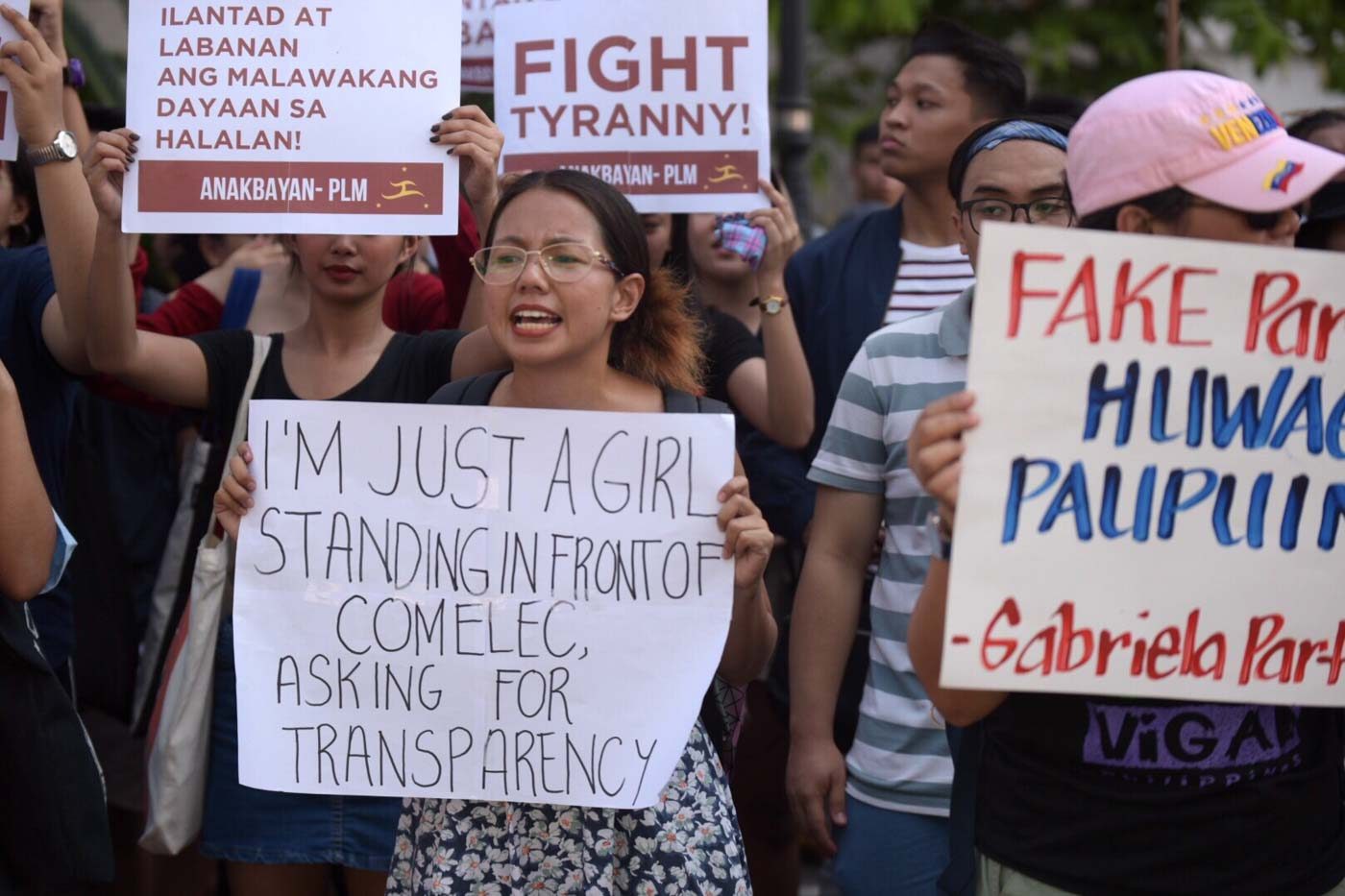 GLITCH. Women's rights group Gabriela says the 7-hour glitch that affected the transparency server raises question over the integrity of the election results.  Photo by LeAnne Jazul/Rappler 