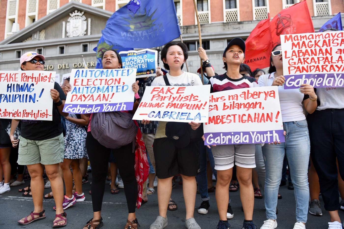 ELECTION IRREGULARITIES? Several groups including Anakbayan, Kabataan Partylist, and Gabriela troop outside Comelec in Intramuros to protest suspected election fraud in the 2019 polls on Tuesday, May 14. Photo by LeAnne Jazul/Rappler 