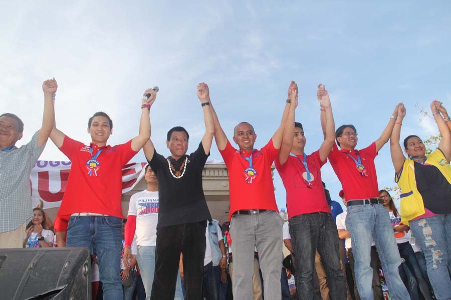 SORSOGON POLITICS. Presidential candidate Rodrigo Duterte raise the hands of local candidates in Sorsogon backing his bid on April 30, 2016. Photo by Rhaydz Barcia/Rappler  