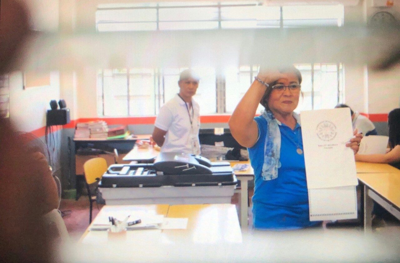 DEFIANT. Detained Senator Leila De Lima raises her hand after casting her vote at Saint Rita College, Parañaque City. Photo courtesy of Leila De Lima Comms  