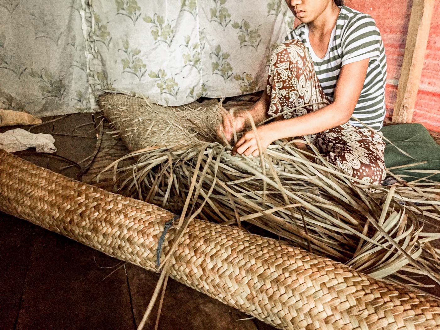 LIVELIHOOD. One of Dennis' children, who is in high school, helps her parents earn a living through pandan mat weaving. In Culion town, families earn at least P5,000 a month. Photo by Keith Anthony Fabro/Rappler 