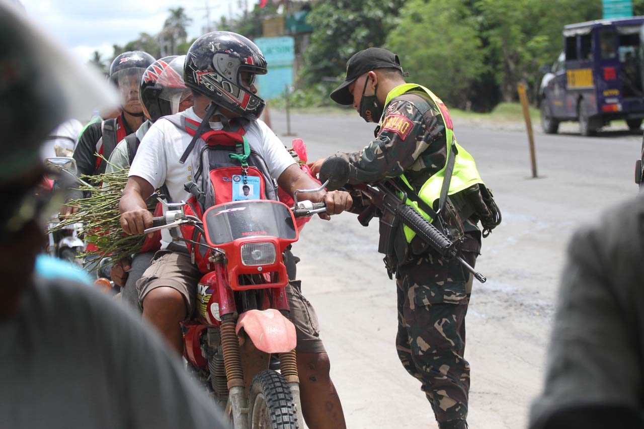 SECURITY CHECK. Task Force Davao troops conduct security inspections at checkpoints in the city. Photo by Manman Dejeto/Rappler 