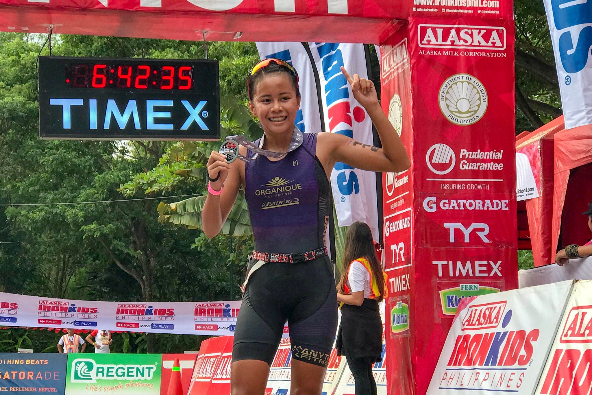 LEADER. Moira Erediano breaks away from the pack in the run leg to rule the 13-14 girls Ironkids. Photo by Beatrice Go/Rappler   