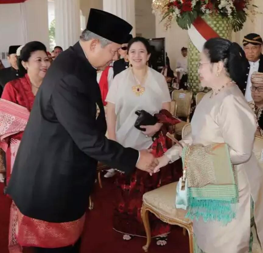 JABAT TANGAN. Presiden ke-6 SBY berjabat tangan dengan Presiden ke-5 Megawati ketika keduanya bertemu di Istana Negara saat menghadiri detik-detik Proklamasi. Foto: istimewa 