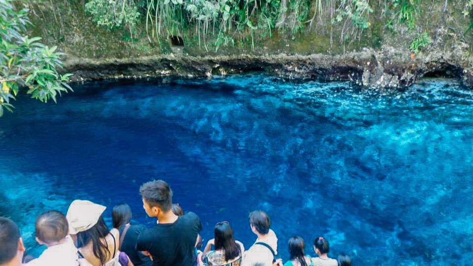 ENCHANTING. The crowds keep coming because of the clearness and blueness of Enchanted River. Photo by Joshua Berida  