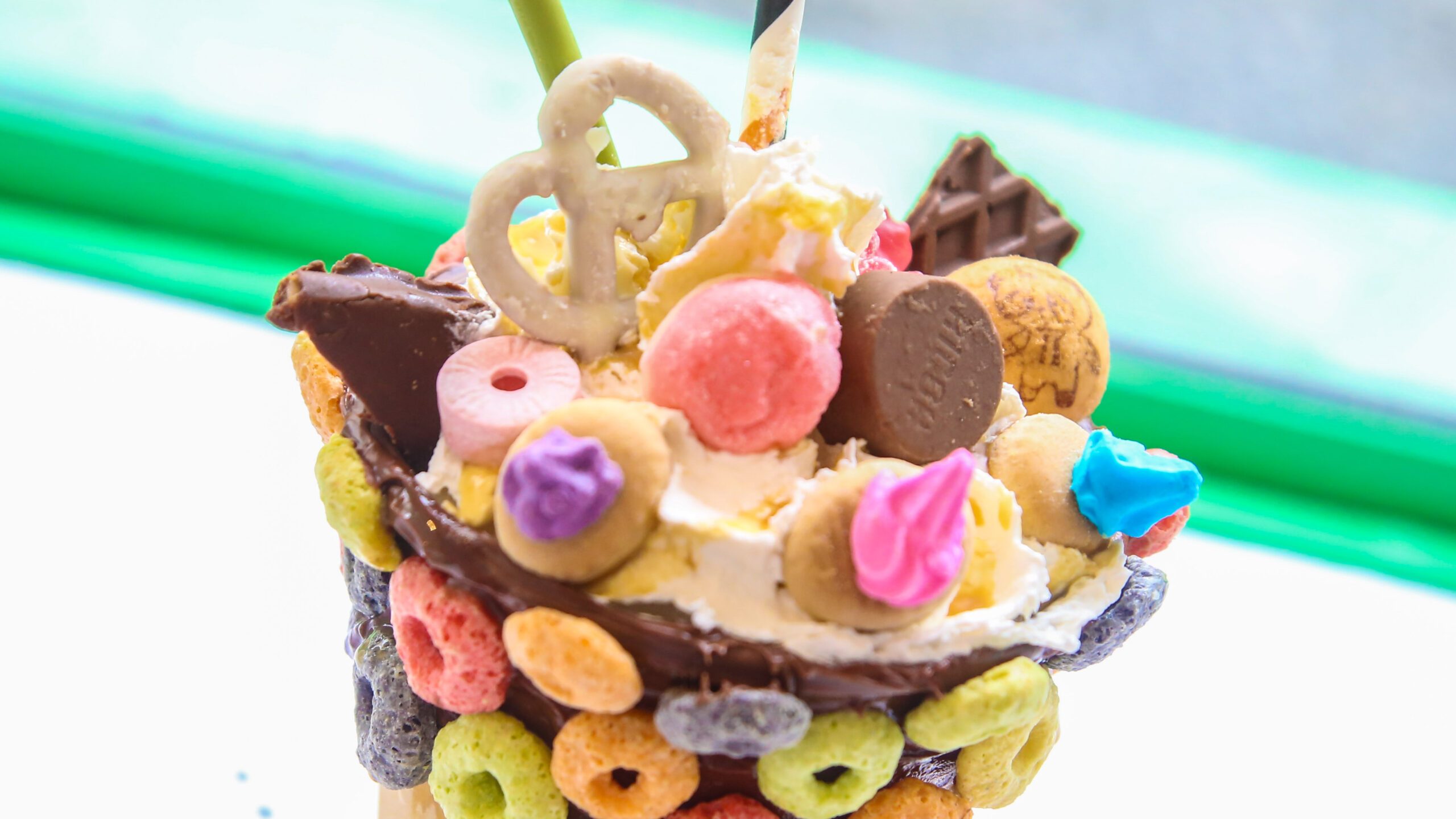 [What I Ate] This milkshake is made of every candy from your childhood