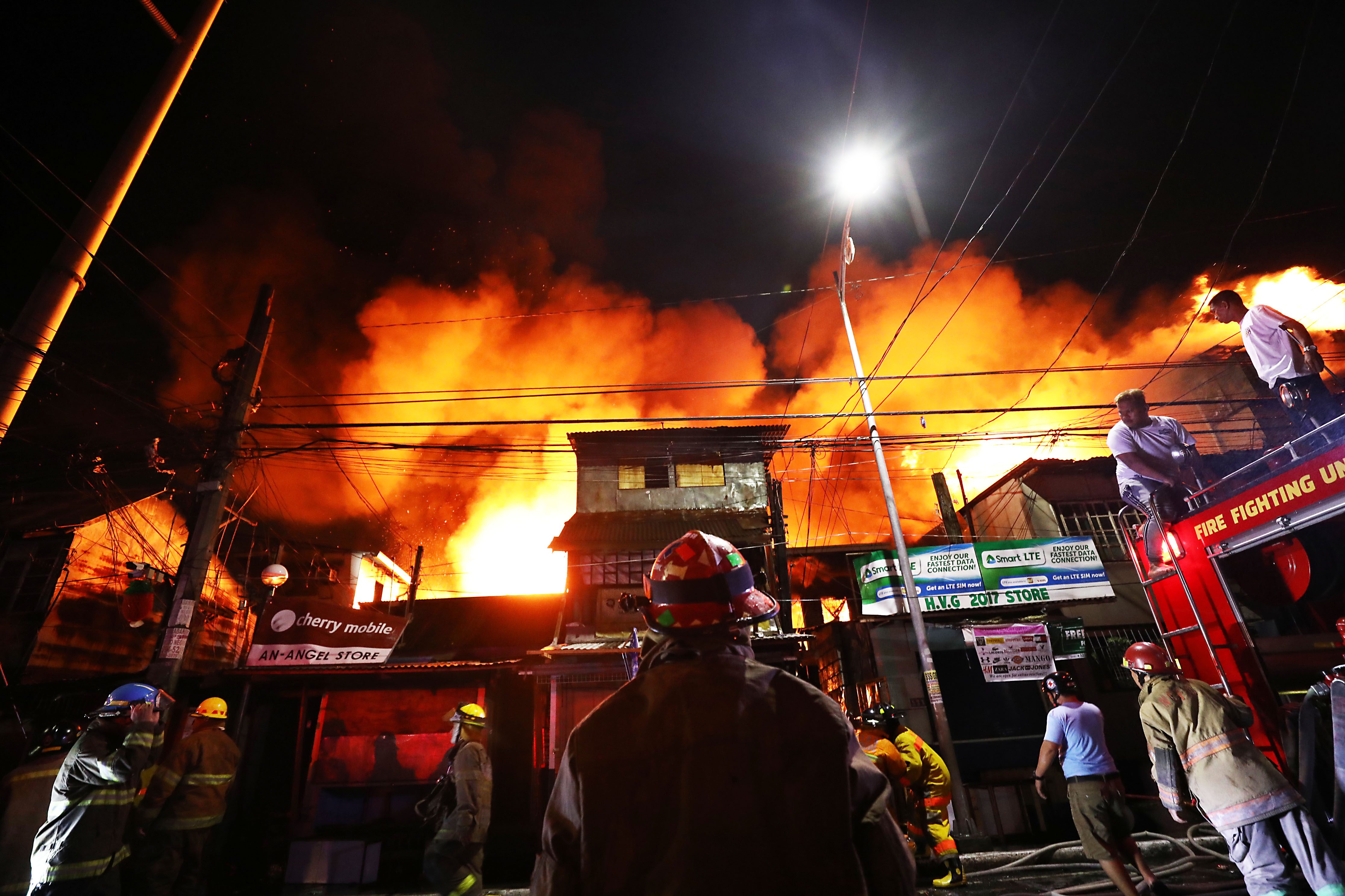 FIRE. A fire in Sta Ana, Manila, leaves around 300 families homeless. Photo by Ben Nabong  