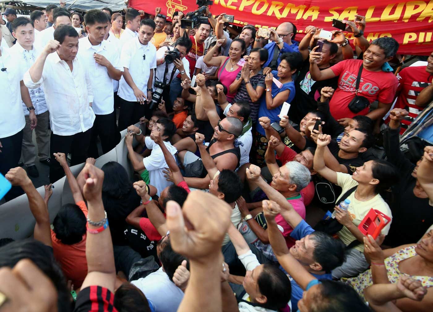 DIALOGUE WITH LAPANDAY FARMERS. President Rodrigo Duterte goes to the picket line at the foot of Mendiola Bridge near Malacañang on May 9, 2017 to talk to farmers from Tagum City, Davao del Norte. Photo by Ben Nabong/Rappler  