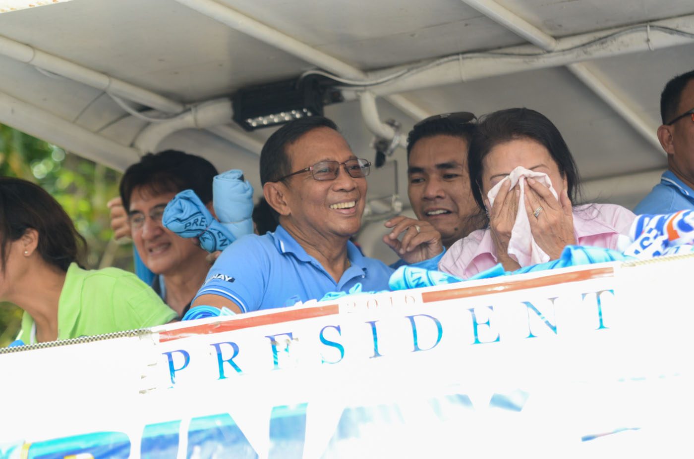 STILL SMILING. Binay flashes a smile even after spending hours on a motorcade around Nueva Ecija. Photo by Alecs Ongcal/Rappler 