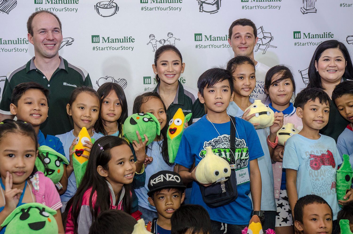 Sarah with the Manulife staff and kids from Gawad Kalinga during the charity event at the Museo Pambata. Photo by Rob Reyes/Rappler  