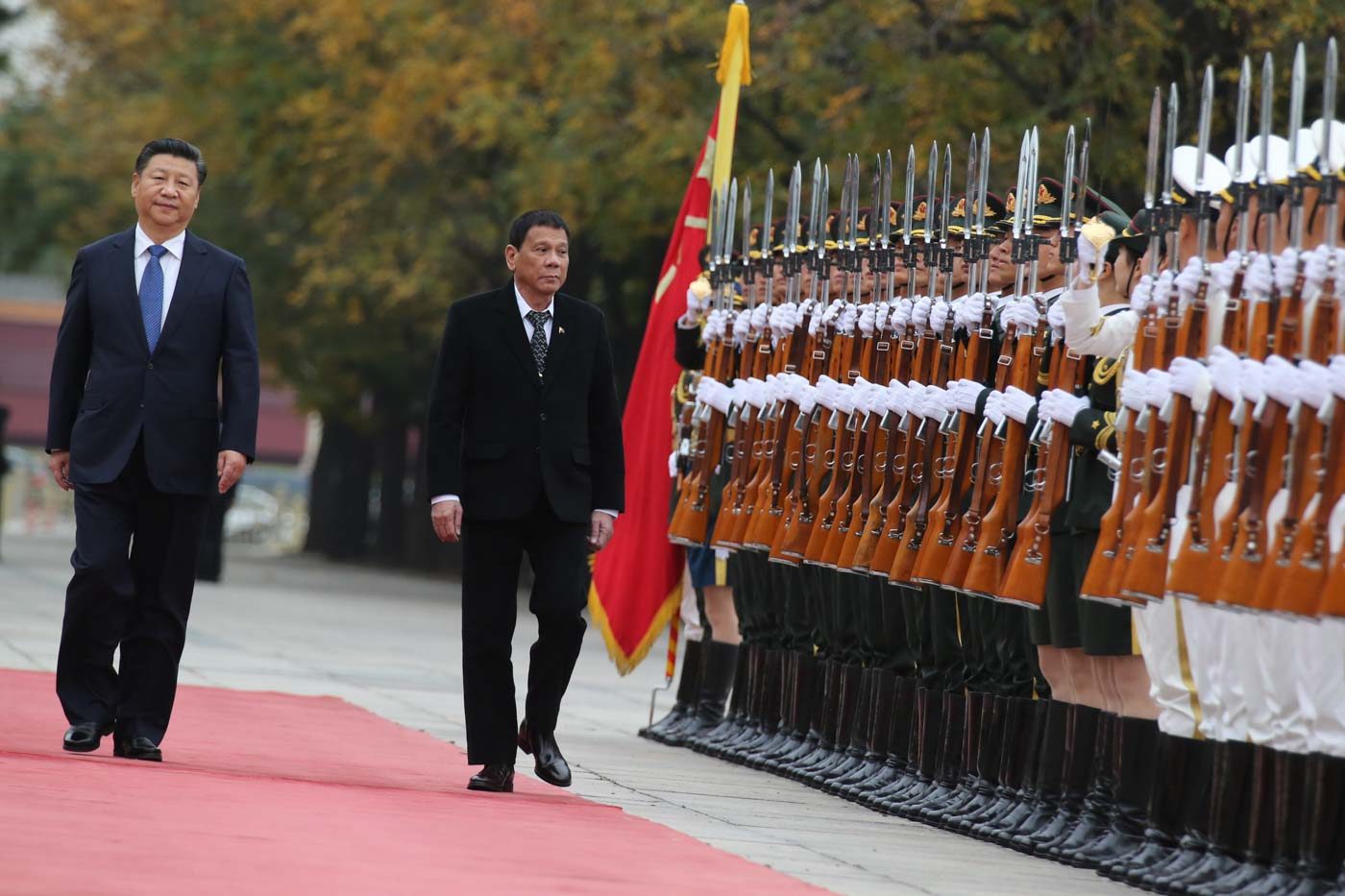 GRAND WELCOME. President Duterte and President Xi review the honor guards during the arrival ceremony at the Great Hall of the People in Beijing on October 20. Photo by King Rodriguez/PPD 