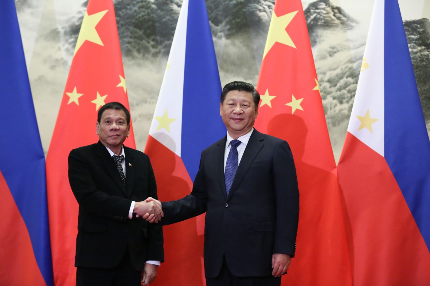 STRONGER TIES. Philippine President Rodrigo Duterte meets with Chinese President Xi Jinping in Beijing on October 20, 2016. Malacañang file photo 