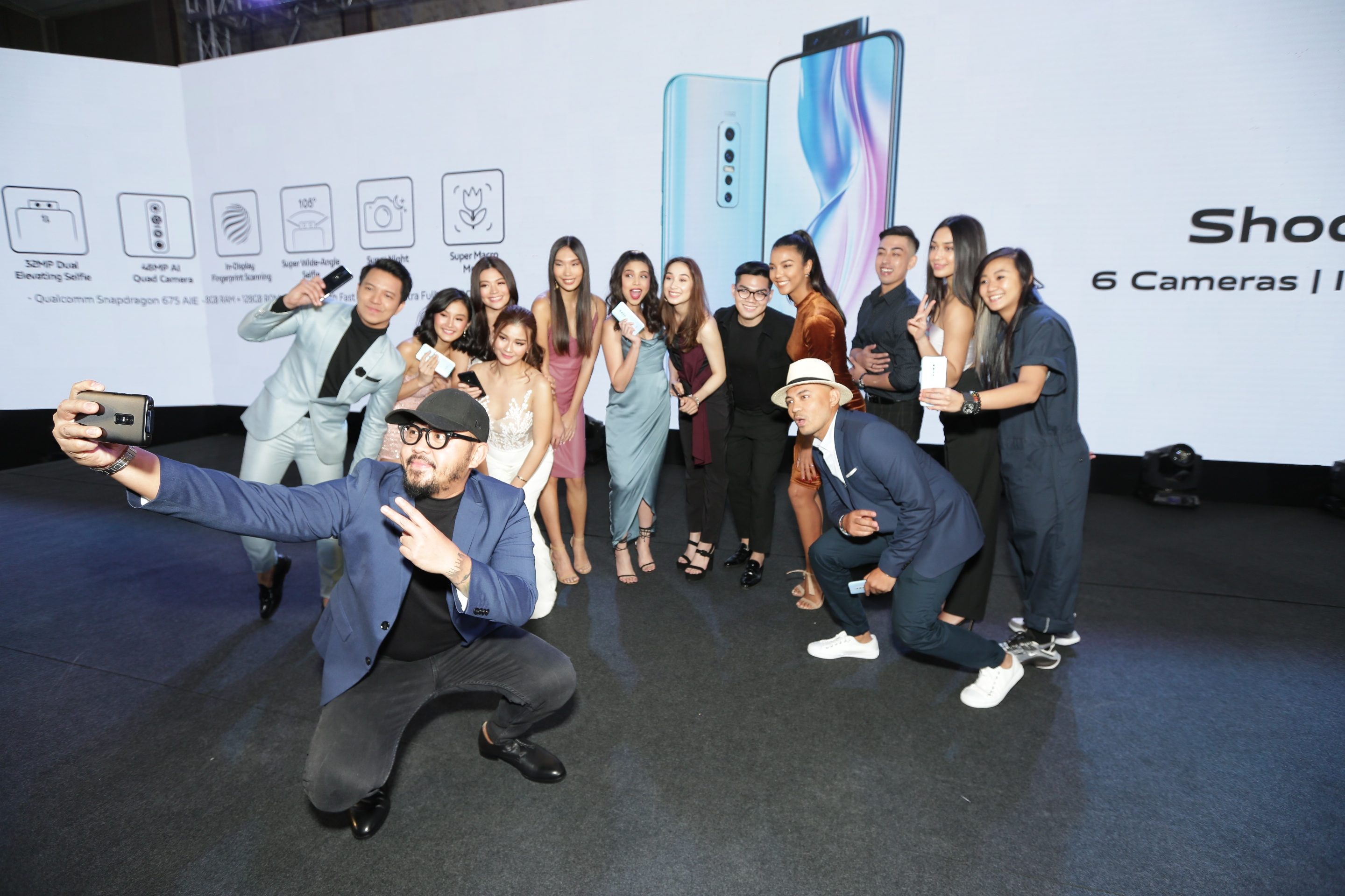 BEYOND SELFIES. Renowned photographer Xander Angeles uses the V17 Pro’s dual elevating selfie camera to take a groufie shot with fellow Vivo brand ambassadors, including Maine Mendoza.